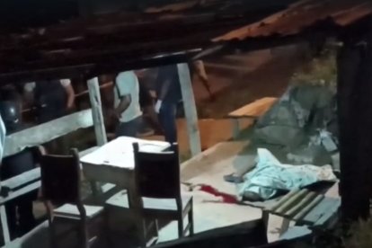 En el sector de La Guacharaca, en el cantón Esmeraldas, fue hallado un hombre con impactos de bala en una casa.