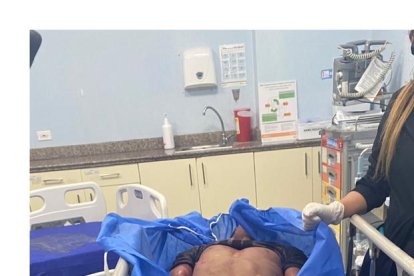 Eduardo Charcopa fue llevado por sus amigos al hospital, pero no se pudo hacer nada.