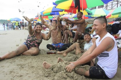 Turistas se tomaron las playas de Santa Elena.