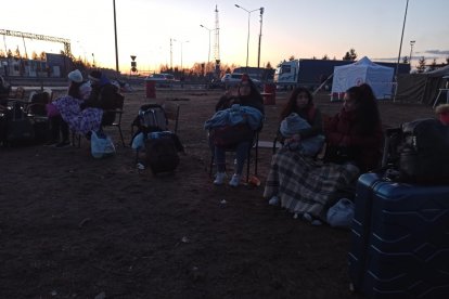 Hubo varias horas de espera en la frontera con Polonia. Ucranianos les brindaron café.