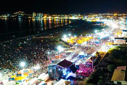 Vista aérea de la playa, copada por miles de asistentes al show.