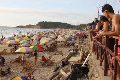Hasta ayer los balnearios de la Costa ecuatoriana lucieron llenos de visitantes.