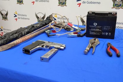 Entre las evidencias del robo al local comercial se encontraba un arma de fuego y varios implementos para romper seguridades.