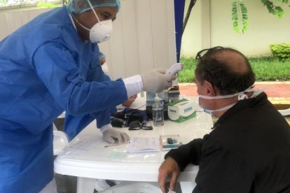 Un hombre es chequeado