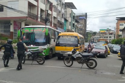 La Policía despejó las vías aledañas, en el marco de un operativo luego del asalto.