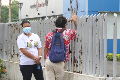 Familiares de Víctor Parrales acudieron al Laboratorio de Criminalística.