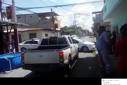 El cadáver de la mujer fue llevado en una camioneta hasta la morgue de la ciudad.