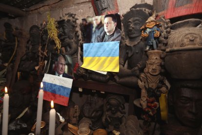 El altar donde el chamán colocó las fotografías de los líderes.