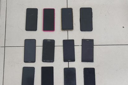 Teléfonos celulares encontrados a las mujeres sospechosas.