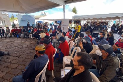 Gran cantidad de comuneros asistieron a la explanada a la que llegó el gobernante.