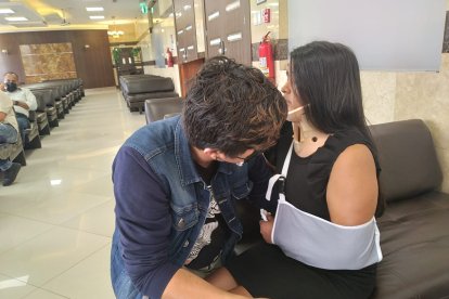 Pese al dolor físico, la sobreviviente estuvo con el resto de su familia para despedir a sus parientes fallecidos en el siniestro vial.