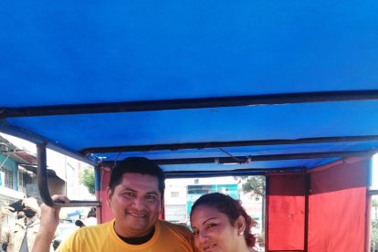 Los esposos Carlos Gutiérrez y Katiuska Alcívar leen juntos nuestro periódico y participaron en la ruleta de la suerte.