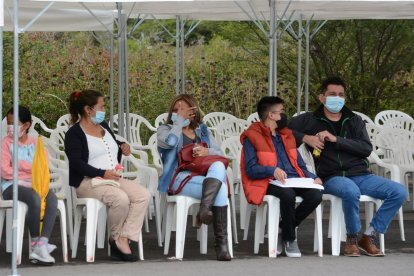 Los parientes de los recién llegados esperaron con ansias el arribo.