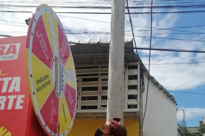 Wendy Auca esperaba con ansias la visita de nuestro vehículo, para girar la ruleta.