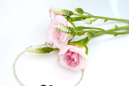 Una joya elaborada con un pedazo de cordón umbilical, recuerdo elaborado a pedido de una madre.