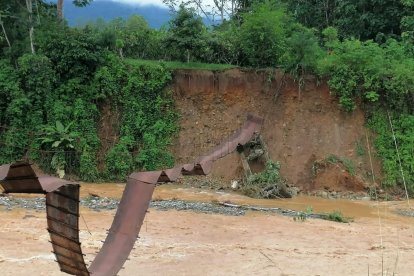 El puente de metal aún no es retirado por las autoridades.