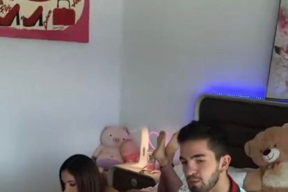 La cantante confiesa que la química con Moraga es solo en pantallas.