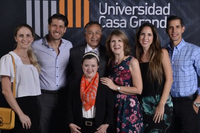 Con su familia, su club de fans y el motor de su vida.