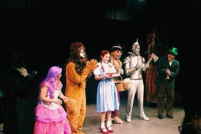 En la obra ‘Dorothy en la tierra de Oz’, interpretó a la bruja buena Glinda (izq.).