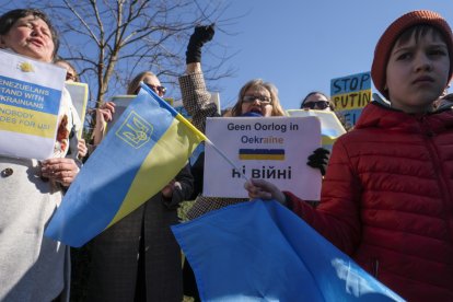 En Bruselas hubo una manifestación de mujeres que exigía, entre otras cosas, el fin de la guerra en Ucrania y la protección de sus mujeres.