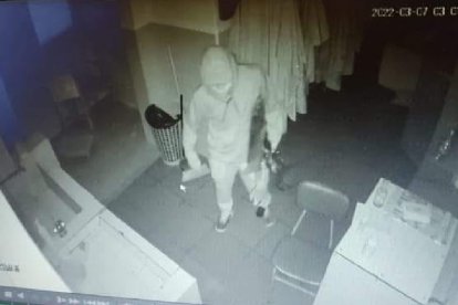 La cámara captó el momento en el que uno de los choros se lleva el equipo digital.