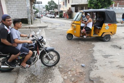 Una zona entre los bloques 7 y 8 se encuentra con averías viales.