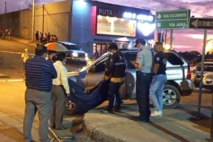 Peritos analizan tres celulares hallados en el vehículo.