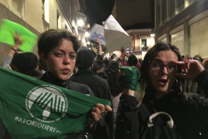 Paulina Recalde y su hija mostraron los efectos del gas en sus ojos.