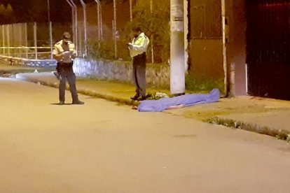 Boca arriba, al pie de un poste de alumbrado, quedó el extranjero.