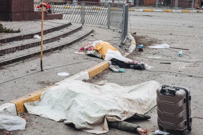 Los cuerpos de la familia quedaron en el piso luego de un bombardeo ruso.