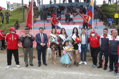 Las madrinas también engalanaron el regreso a las canchas en Colinas del Norte.