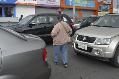 Los adultos mayores deben cruzar zigzagueando entre los autos.