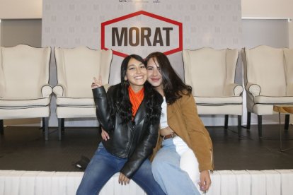 Emilia Rubio y Daniela De la Cruz se colaron en el hotel para ver a Morat.