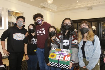 Miembros del club de fans de Quito llevaron un regalito para los músicos.