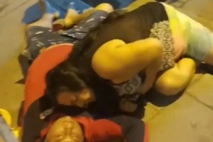 Sandra Solano se arrojó al cuerpo de su hijo para escuchar si su corazón latía.