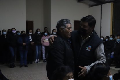 El llanto era frecuente mientras se oficiaba la misa. La gente sigue indignada por el hecho.