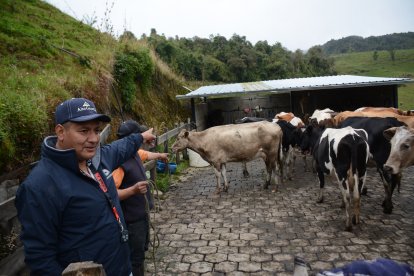 Los moradores indican el sitio exacto en el que hallaron a uno de los asesinados.