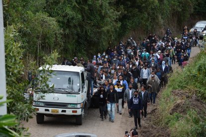 Durante el traslado de los féretros.