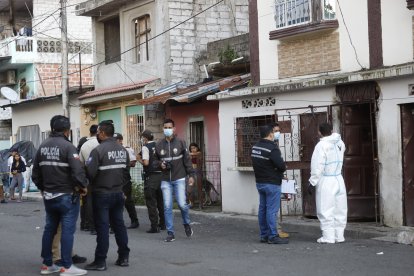 Dentro de esta casa fue acribillado Juan González Pincay. La Policía recabó indicios.