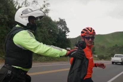 Además de escoltarlo, Luis Aguas ayuda a Richie durante las prácticas.
