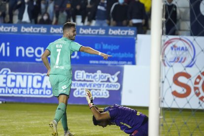 Tomás Molina fue la figura del juego al anotar los dos tantos de los albos.