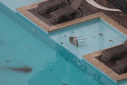 En la piscina del condominio cayeron objetos que el hombre arrojó desde el piso 17.