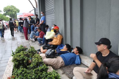 La gente ha dormido en la calle por la espera de la venta de entradas.