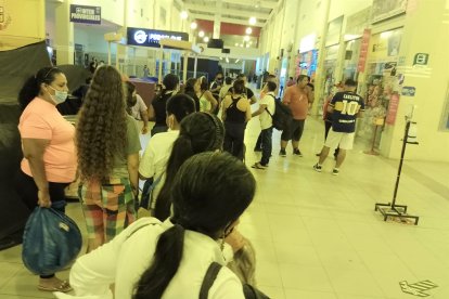 Pasajeros asustados luego de desplomarse parte de la cubierta de la estación de buses.