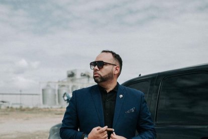 En el video, ambos actúan. Nápoles tiene el papel de un poderoso magnate.