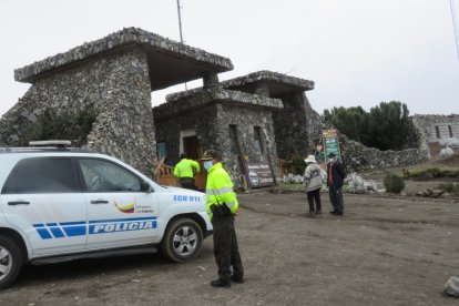 En el refugio hay mucho movimiento por el rescate del cuerpo.