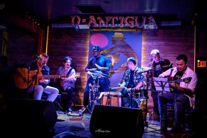 Hace unos días, Bermeo (camisa blanca) estuvo en la ‘Yoni’ junto a otros artistas. La ‘rompió’.