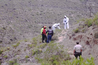Los peritos buscaban huellas de pisadas 
en el barranco.