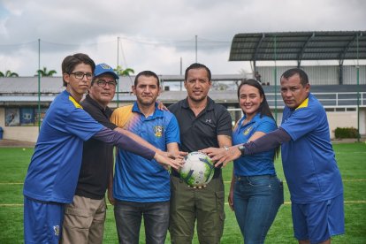 El Astillero: Djorkaeff Saavedra, Henry Ayerve, Juan Garcés, Héctor Pesántez, María José Bravo y el DT Carlos Álava.