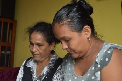 Mercy junto a su hija, Dora Guerrero, quien desde hace una década padece de leucemia.